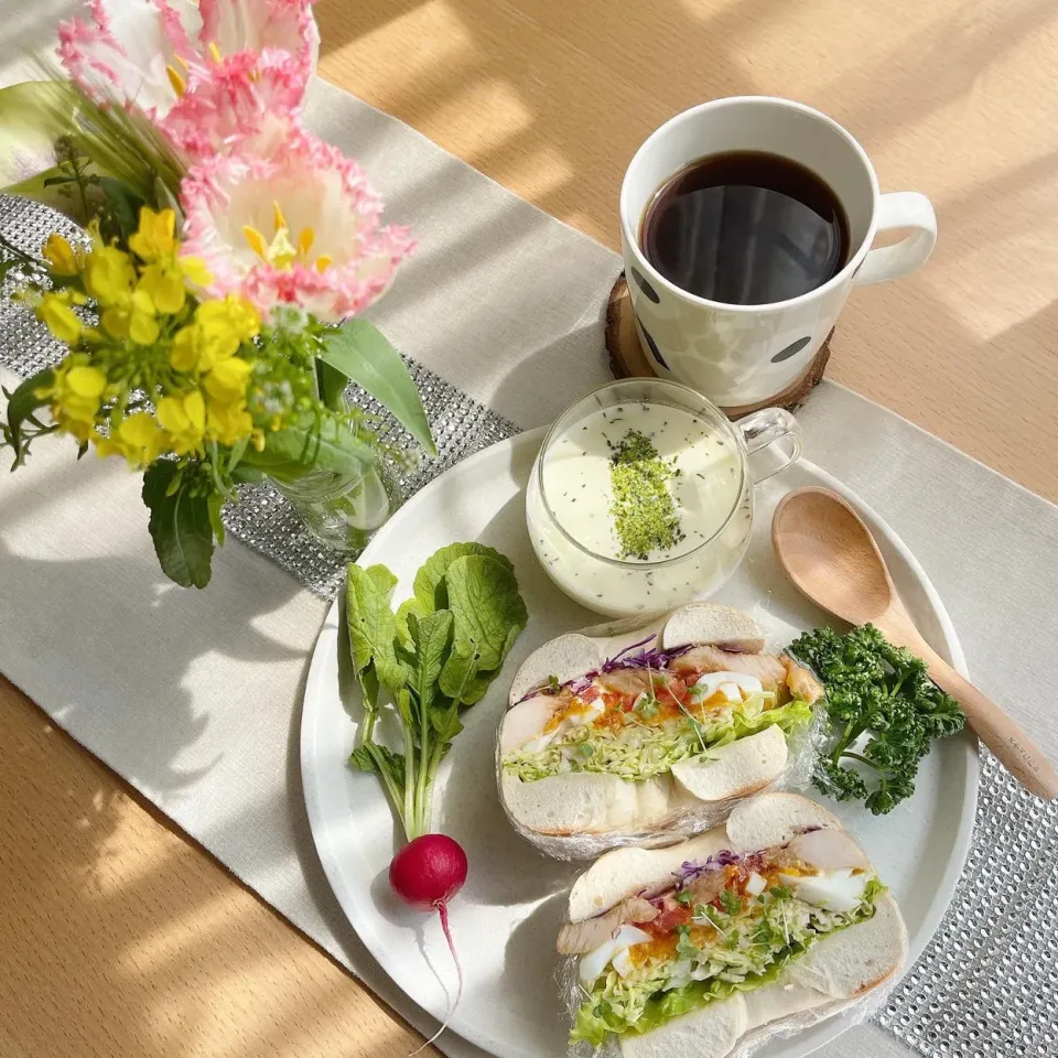 Snapdishの料理写真:3/27❤︎鶏のハニー味噌焼き&半熟たまごベーグルサンド🌱
（ベーグル具材）
・プレーンベーグル
・鶏のハニー味噌焼き
・半熟たまご
・フリルレタス.キャベツ.紫キャベツ.ラディッシュ
・冷製コーンスープ|Makinsさん