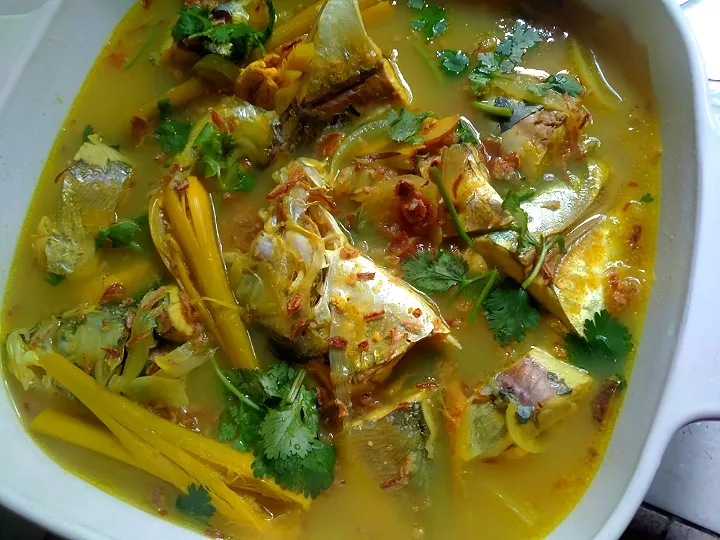 Fish soup with tumeric,lemon grass & ginger.|Harlina  (Malaysia)さん