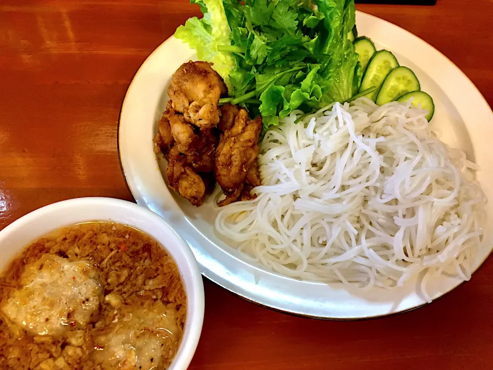 Bún chả ブンチャー　つけ汁には豚肉団子、トッピングには鶏皮揚げが付いてました。新しいお店を発見できて嬉しい ♪(๑ᴖ◡ᴖ๑)♪|リフルシャッフルさん