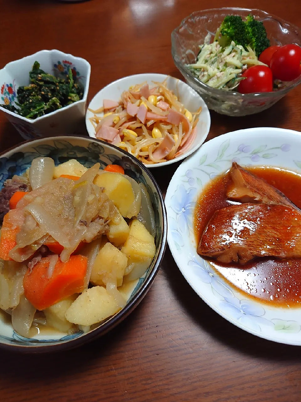 赤魚の煮付け
肉じゃが
モヤシとハム和え物
ほうれん草胡麻和え
サラダ|ぱやさん