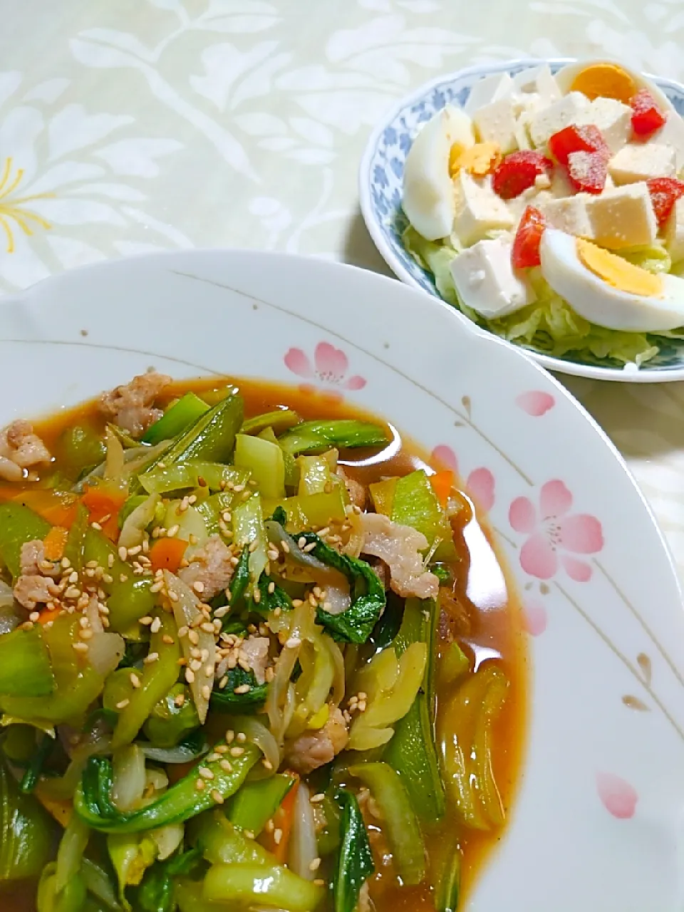 残り野菜の肉炒めと
お豆腐のサラダ、卵トッピング|🍒ふみりん🍒さん