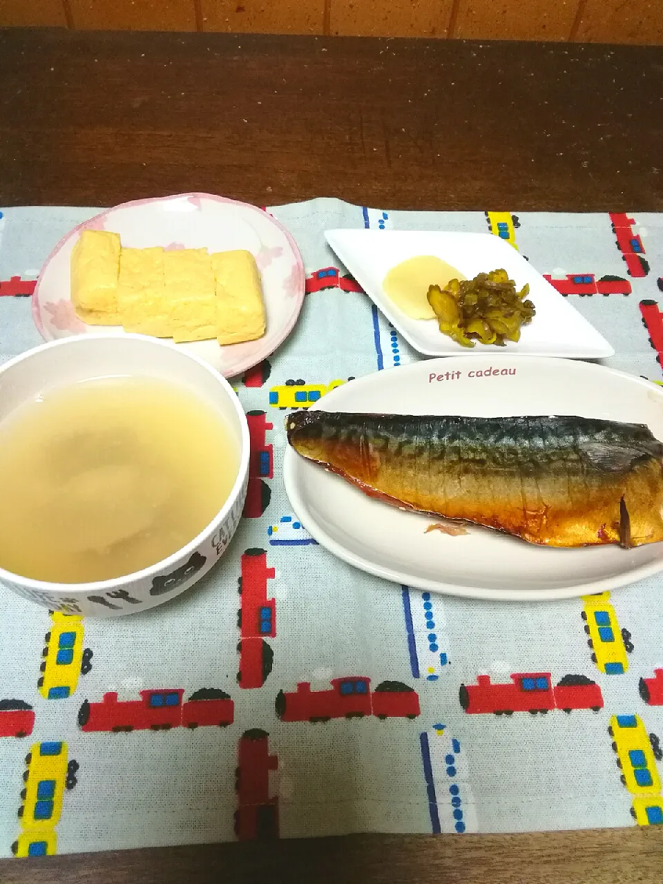 晩ごはん🌃🍴

だし巻き玉子、さばのみりん干し、あさりの味噌汁、漬物。

今日はさばのみりん干しを焼いて、あさりの味噌汁を作っただけ😅|にんにくと唐辛子が特に好き❤️(元シャリマー)さん