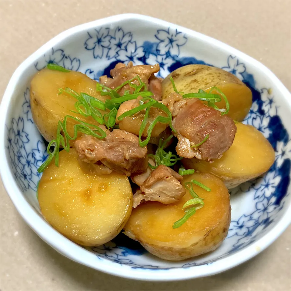 今夜は、ほっくり照り旨🎵  新じゃがと鶏肉の甘辛煮を頂きます😋👍|ギムレットさん