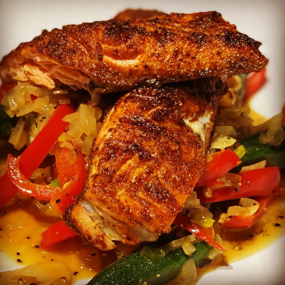 Cajun Seasoned Salmon on a Bed of Buttered Okra ,Peppers,Garlic Onions  Side dish of Cajun Prawns with Chigensai Vegetables with Soy Sauce 
#cajun #salmon #praw|Emanuel Hayashiさん