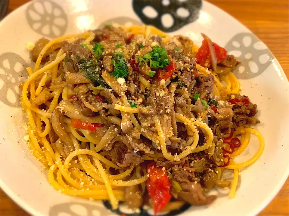 Snapdishの料理写真:きのこと牛肉のバターにんにく醤油パスタ|ふくすけ食堂さん