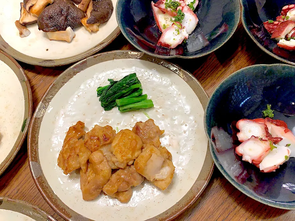 Snapdishの料理写真:鶏肉のポン照り🥬菜花🐙蛸のカルパッチョ🍄椎茸のソテー🍚今日の夕食20210327|rococoさん