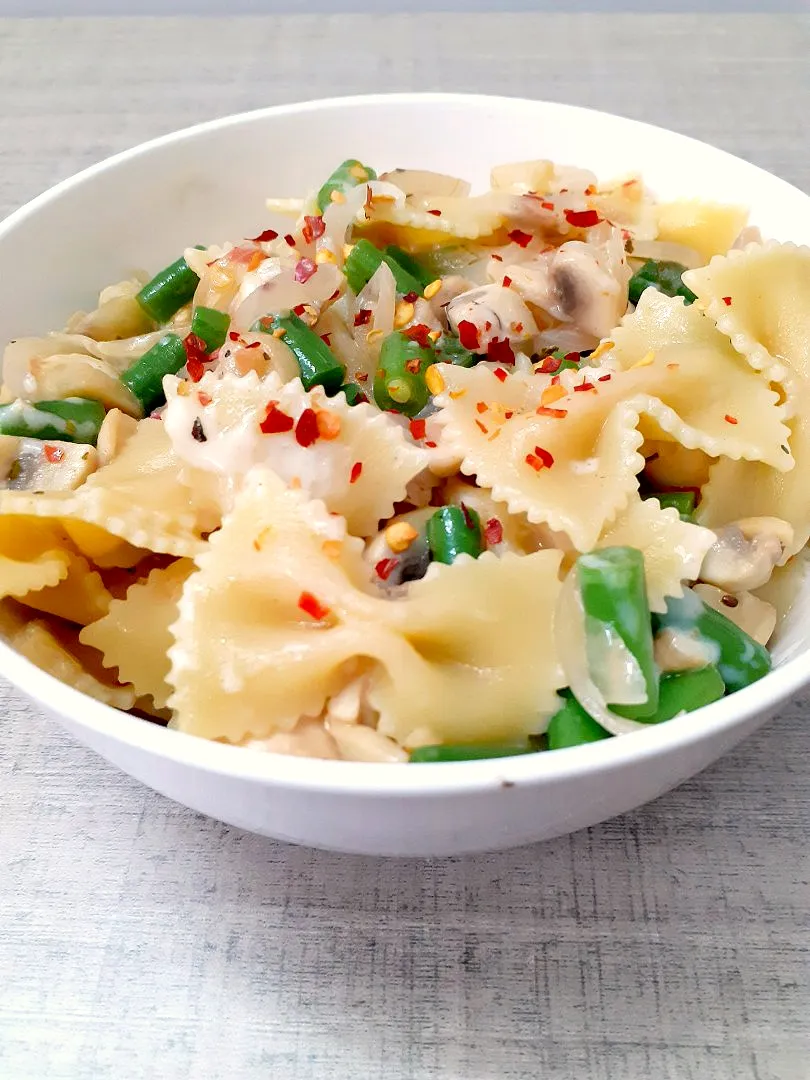 Farfalle with cheesy mushrooms and beans.|Neha Gohilさん