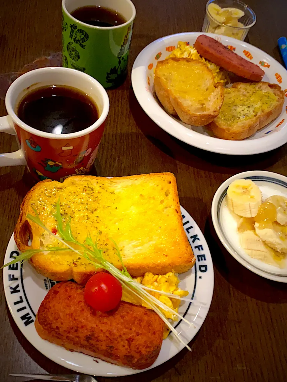 ガーリックトースト🍞🧄　ランチョンミートソテー　スクランブルエッグ　蜂蜜レモンバナナヨーグルト🍯🍋🍌　コーヒー☕️|ch＊K*∀o(^^*)♪さん