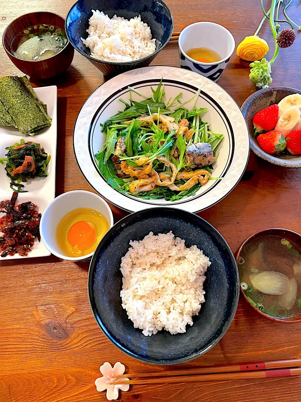 Snapdishの料理写真:サバのボウルサラダ、ナスのお味噌汁、たまごご飯、にらと梅肉和え|ＭＡＲＵＥ家の食卓さん