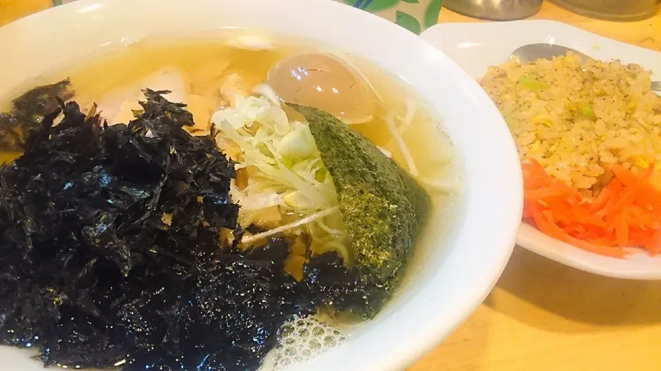 【TRYラーメン大賞2019‐2020
新人賞にぼし部門第1位】
新潟中華そば うめ川
ラーチャン（煮干ラーメンと
半チャーハンのセット、1,050円）
＋岩のり（100円）
＠板橋区役所前5分
（赤羽から徒歩39分）
21066|大脇さん