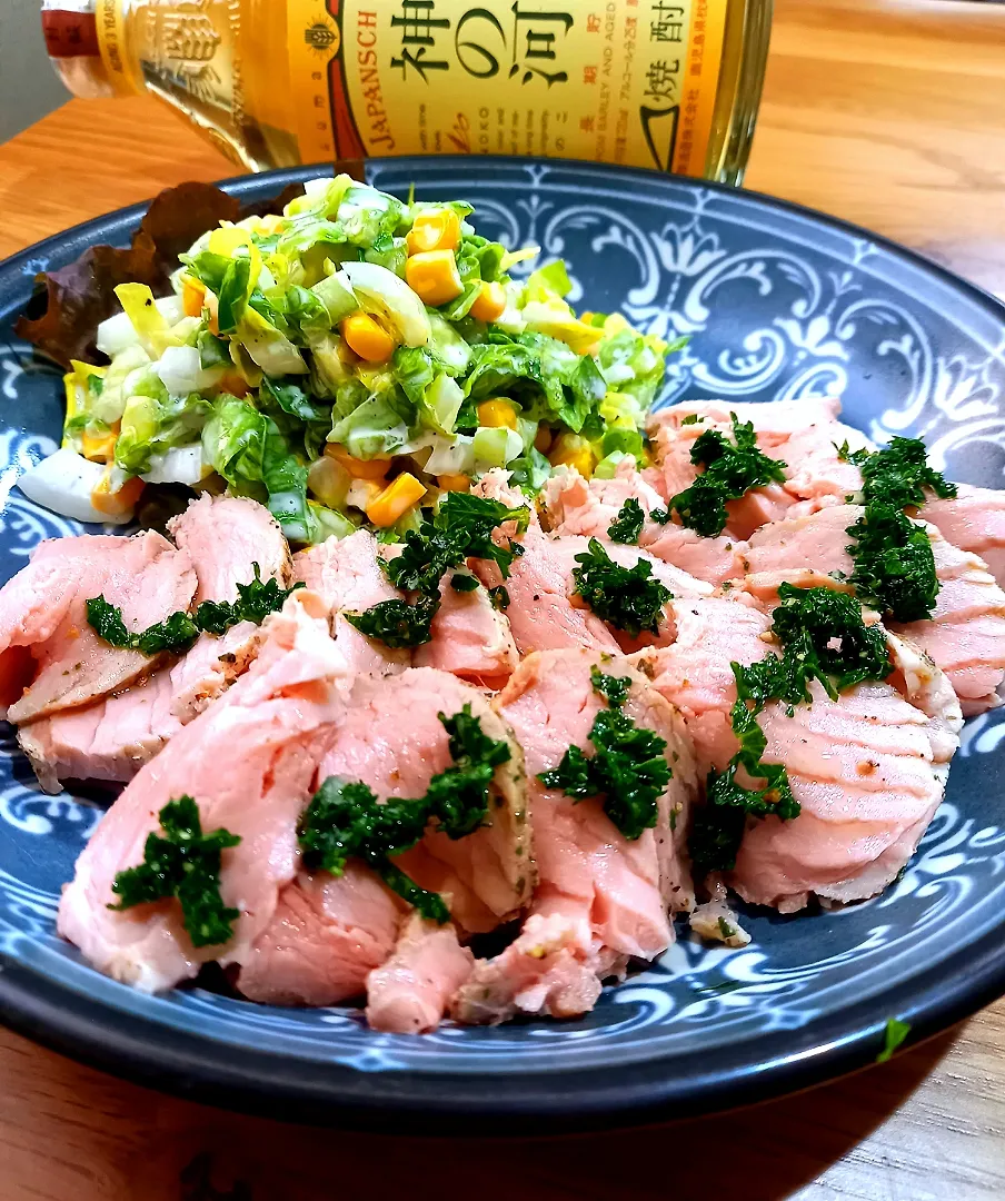 低温じっくり豚ヒレ肉
しっとり、美味しい😊
付け合わせに春キャベツでコールスロー
レモンパセリソースでいただきまーす❗|ナオミさん