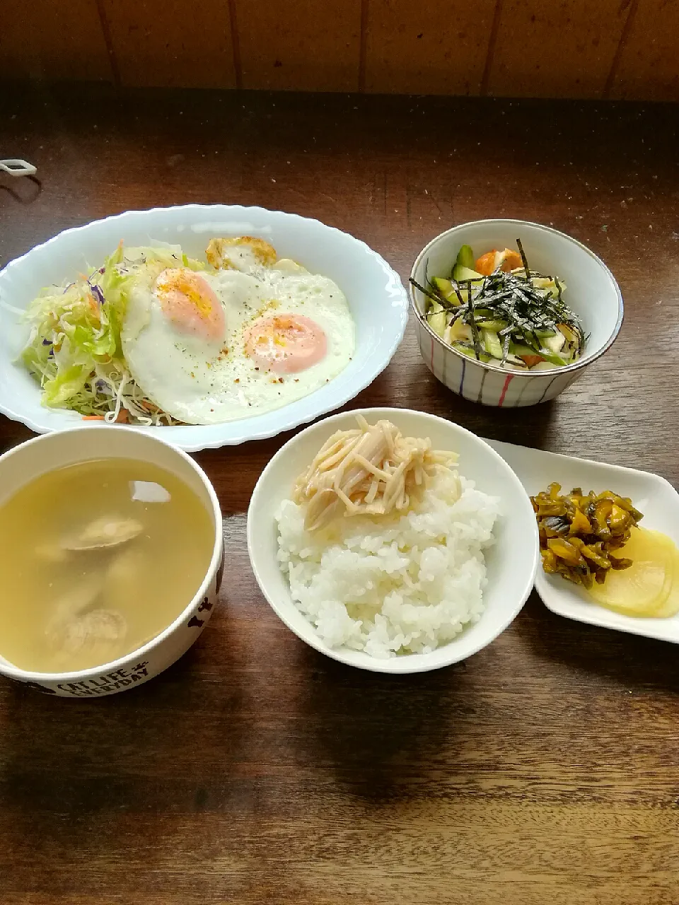 Snapdishの料理写真:朝昼兼ごはん🍚🍴

目玉焼き、長いもとちくわのわさびポン酢和え、あさりの味噌汁、白飯、えのきの佃煮(なめたけ？)、漬物。|にんにくと唐辛子が特に好き❤️(元シャリマー)さん