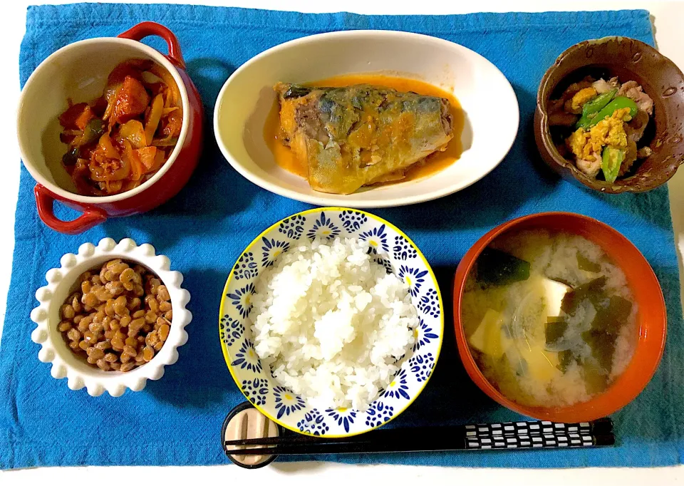 Snapdishの料理写真:✳︎さばの味噌煮✳︎エリンギのナポリタン炒め✳︎豚肉とスナップえんどうの卵炒め✳︎豆腐とわかめの味噌汁✳︎納豆|syamさん