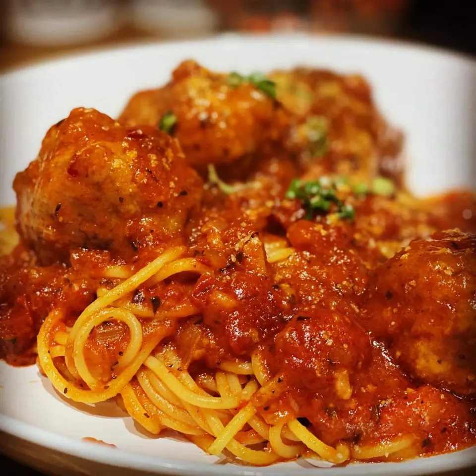 Homemade Italian Meatballs & Spaghetti in a Rich Tomato Sauce with Fresh Basil 🌿 #basil #tomatosauce #spaghetti #homemade #pasta #ilovecooking|Emanuel Hayashiさん