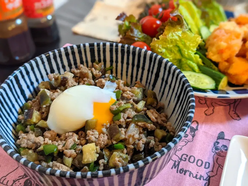 Snapdishの料理写真:ナスとひき肉のピリ辛丼☆*°|奈津美さん