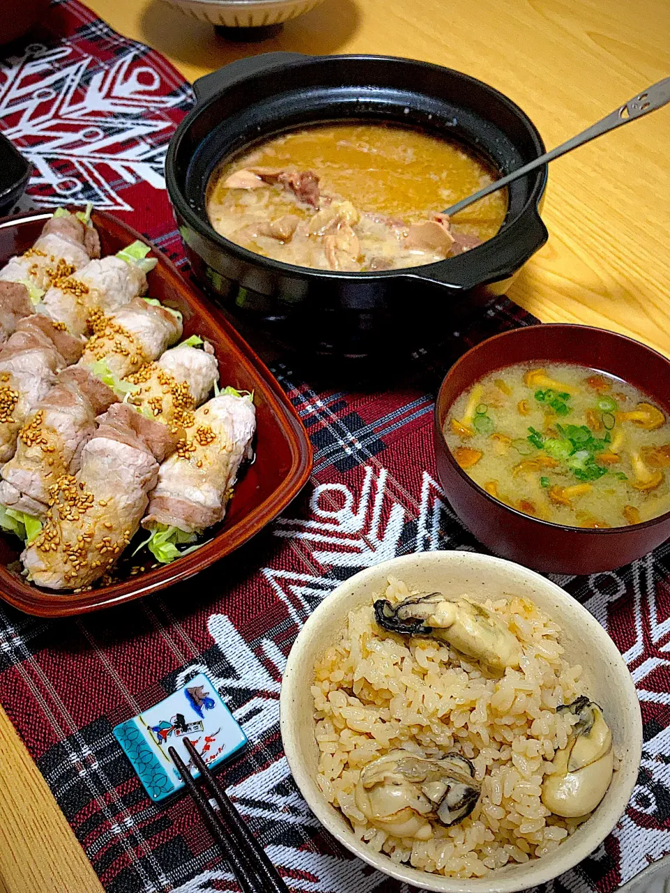 牡蠣飯、キャベツの肉巻き、なめこ汁、モツ煮の残り|ツインうさぎさん