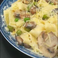 Snapdishの料理写真:Homemade tagliatelle in white sauce with mushrooms and peas.|Costa Navarro Gastronomiaさん