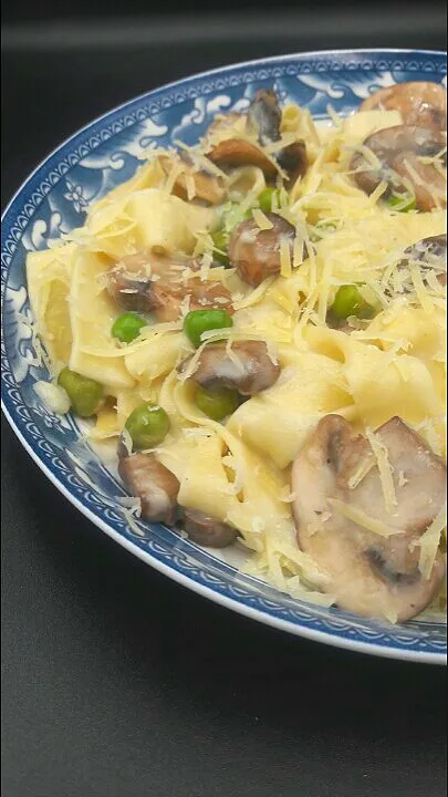 Snapdishの料理写真:Homemade tagliatelle in white sauce with mushrooms and peas.|Costa Navarro Gastronomiaさん