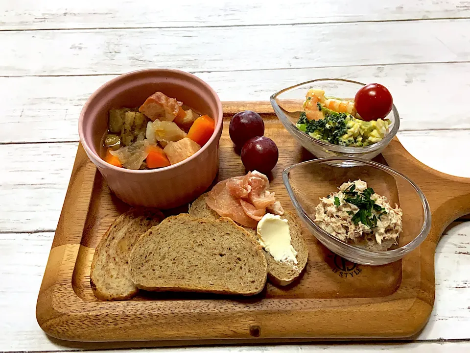 朝ごはん   ライ麦パン    鯖のパテ    ポトフ    サラダ    ブドウ|ママちんさん