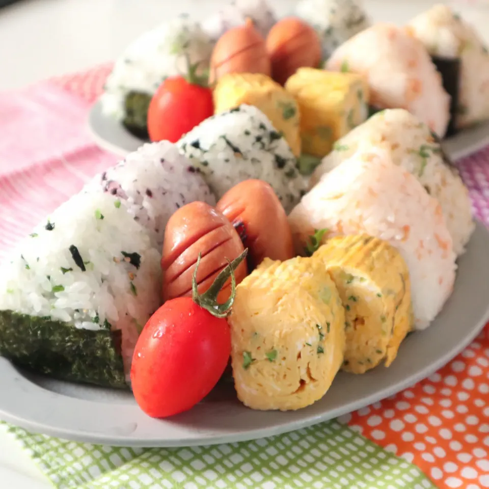 Snapdishの料理写真:中学生男子春休み置きランチ🌸5種むすび🍙|なかじー。さん