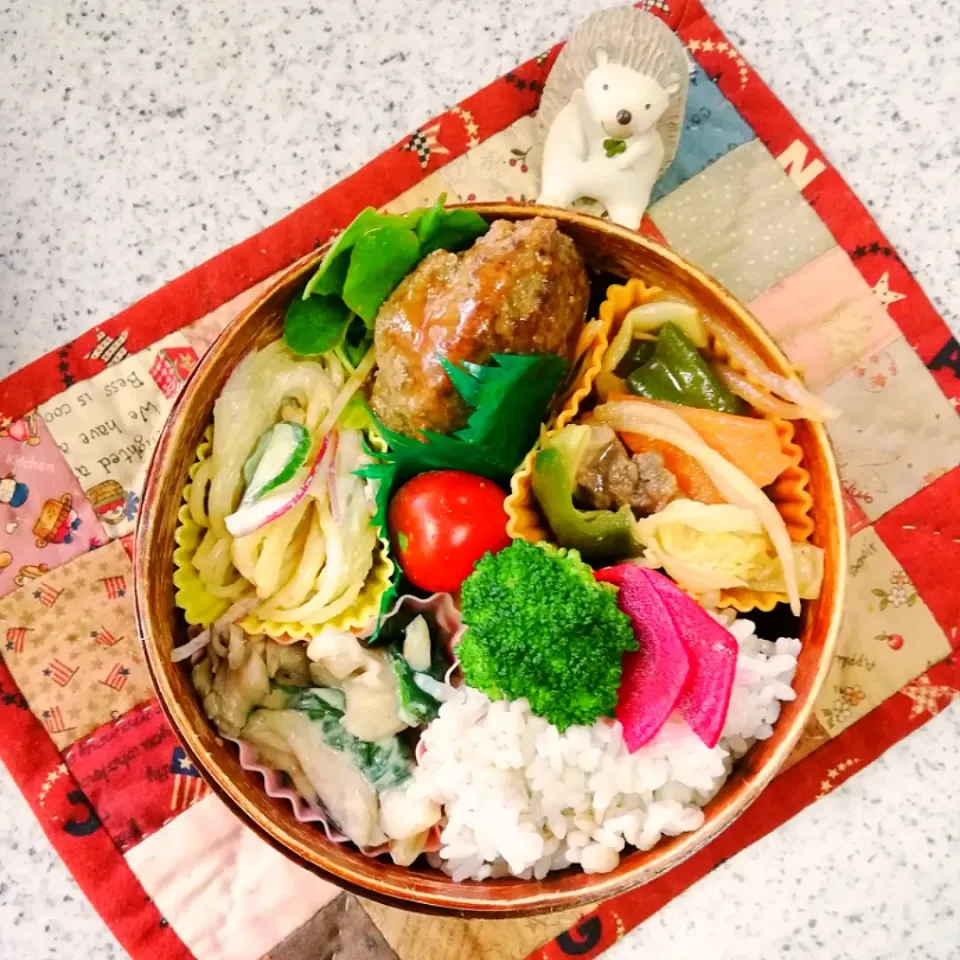 今日のお弁当😊
もち麦ごはん、ハンバーグ、牛中落ち肉と野菜の甘辛炒め、明太子スパサラ、舞茸と小松菜のチーズ焼き、ビーツのピクルス、ブロッコリー、ミニトマト|naonaomimichanさん