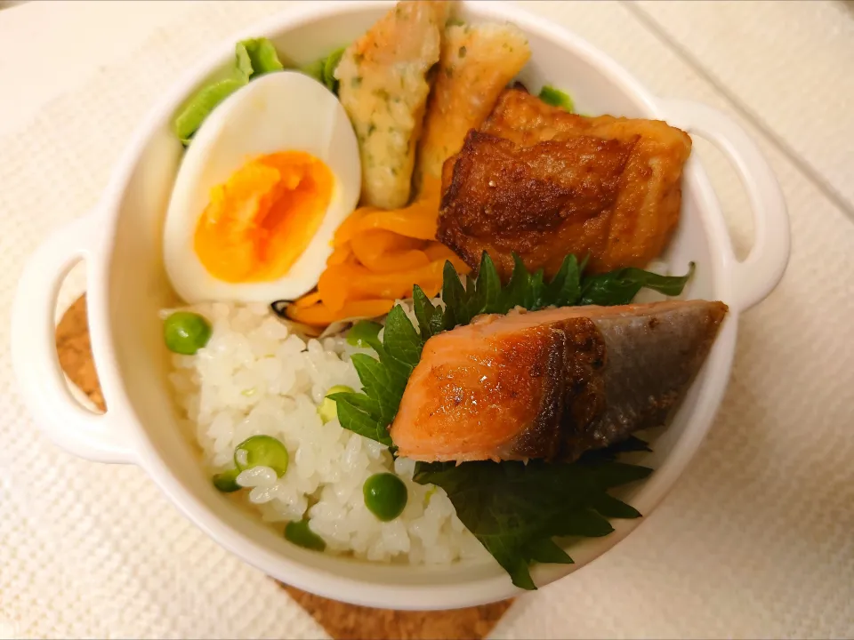 ★今日のお弁当★
❇️醤油味の唐揚げ
❇️竹輪の磯部揚げ
❇️鮭
❇️ゆで卵|☆Chieco☆さん