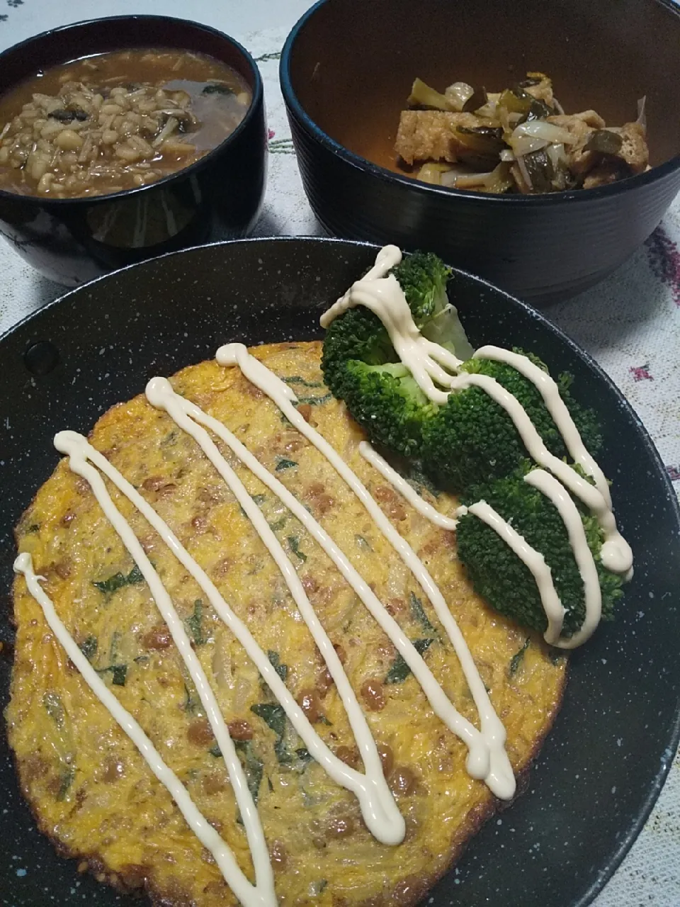 今日のお昼ごはん
※ごまたっぷりの納豆オムレツ
※ブロッコリー
※きのことワカメのもち麦雑炊
※ワケギと油揚げの柚子酢味噌和え|れあMIXさん