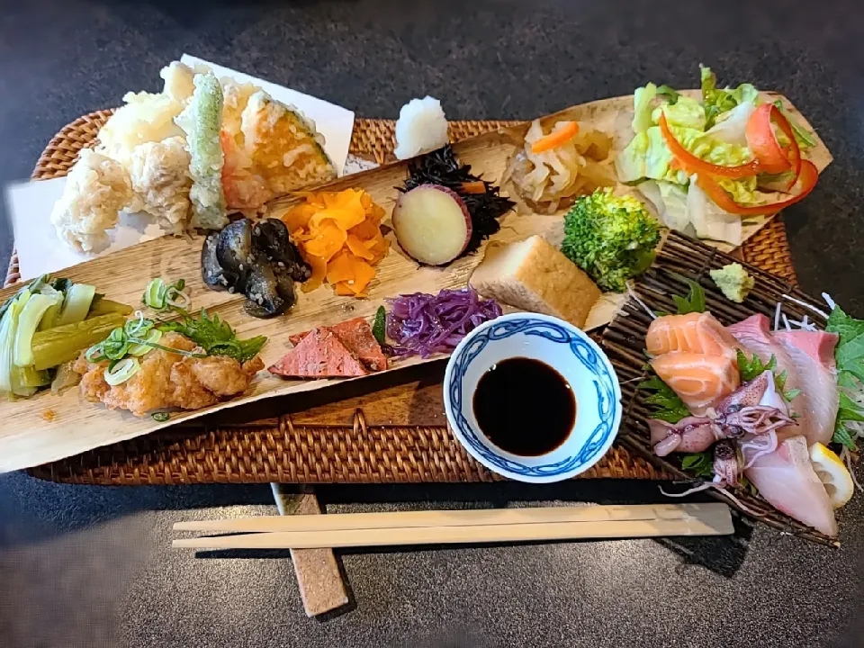 ～おそとでランチ～
豪華色とりどり和プレート😋|みぽりん♪さん