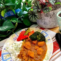 Snapdishの料理写真:チキンカレーとオーブンベイクドベジタブル|Mariko Christiansen Mishinaさん