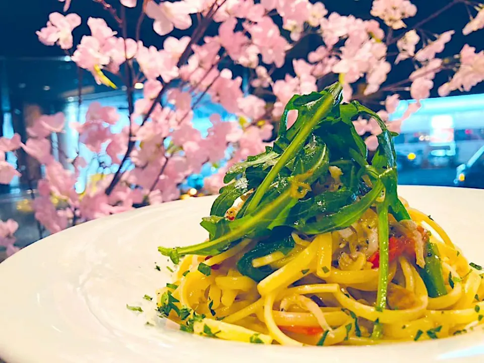 ルッコラの苦味で食べるしらすと菜の花のリングイネペペロンチーノ|vicenteさん