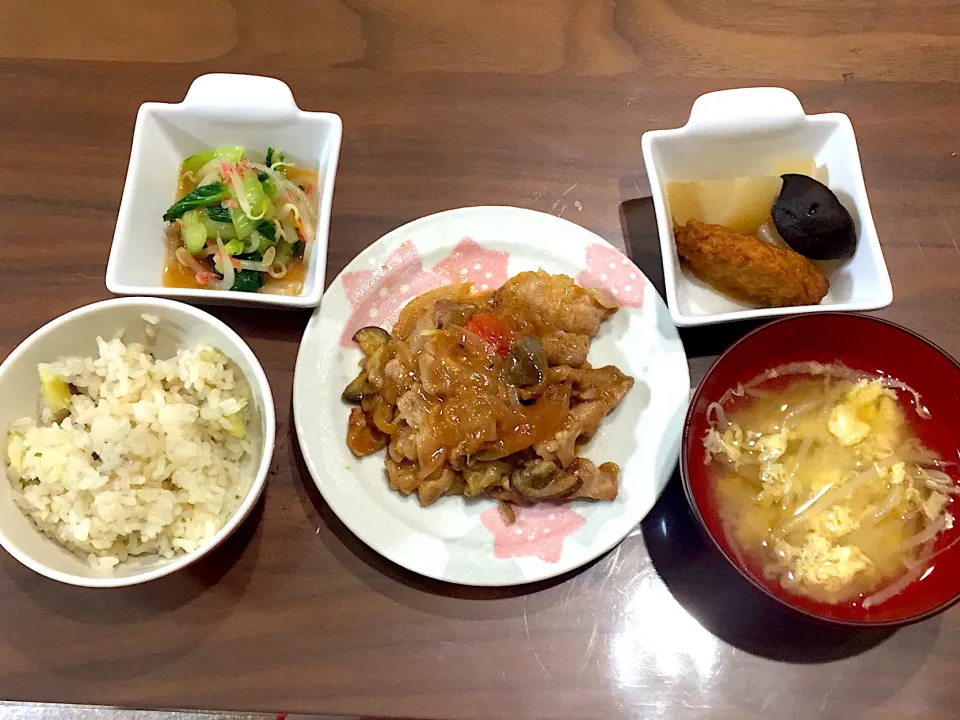 Snapdishの料理写真:ポークチャップ もやしと卵の味噌汁 煮物 小えびと青梗菜の中華風おひたし お芋ごはん|おさむん17さん