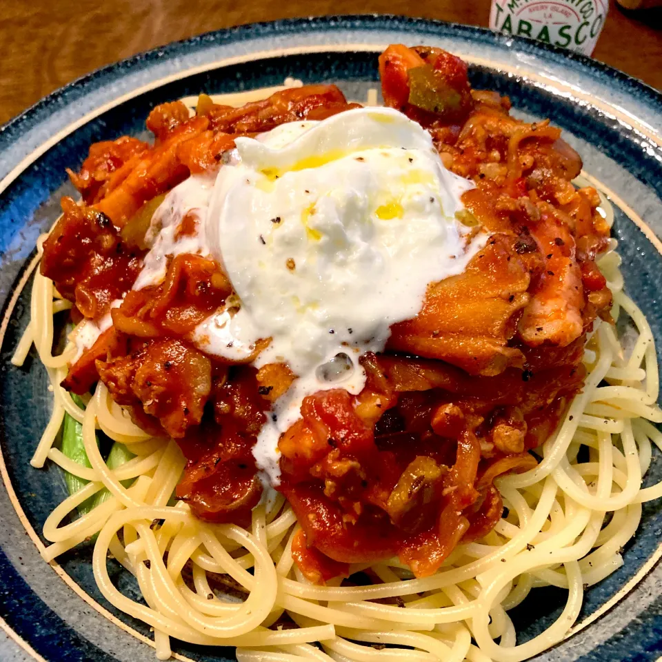 舞茸と厚切りベーコンのトマトソースパスタブッラータチーズのせ🧀|洋子さん