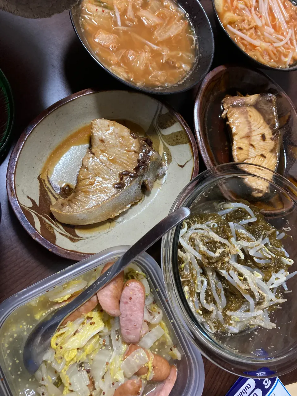 3月29日晩ご飯。ぶりのてりやき、もやしもずく酢、白菜のザワークラウト風、納豆キムチ汁。|あやさん