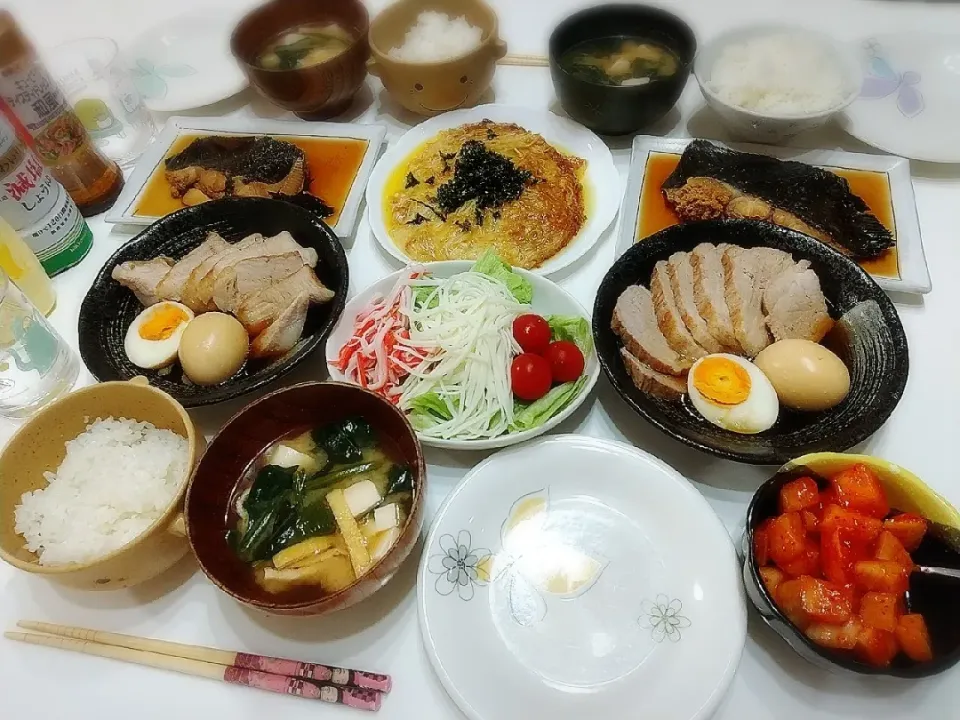 夕食(*^^*)
チャーシュー&煮卵
煮魚(黒カレイ)
えのきのチーズバター醤油焼き
オイキムチ
サラダ🥗(レタス、カニカマ、さけるチーズ)
お味噌汁(ほうれん草、豆腐、油揚げ)|プリン☆さん