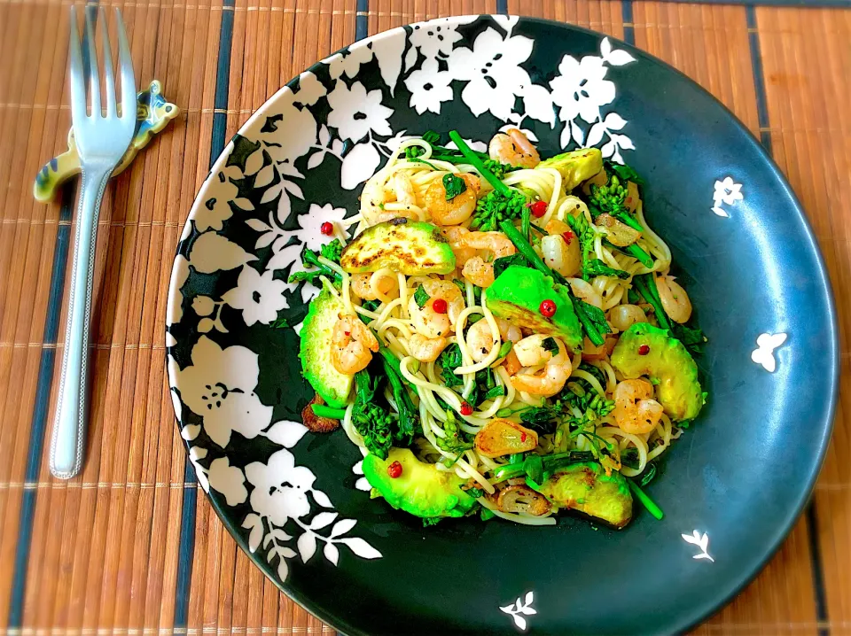 小海老🦐アボカド🥑と菜の花のペペロンチーノ|ひろりんさん