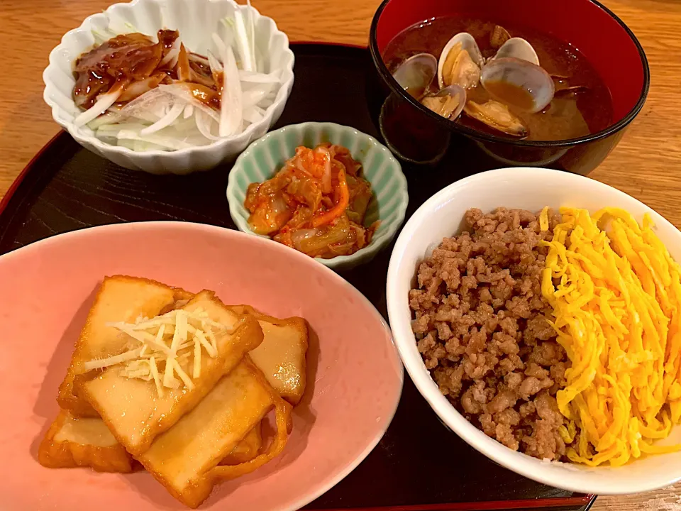 我が家の晩ごはん🍚二色丼、厚揚げのバター醤油焼き、新玉酢味噌、あさりの味噌汁|いちごさん