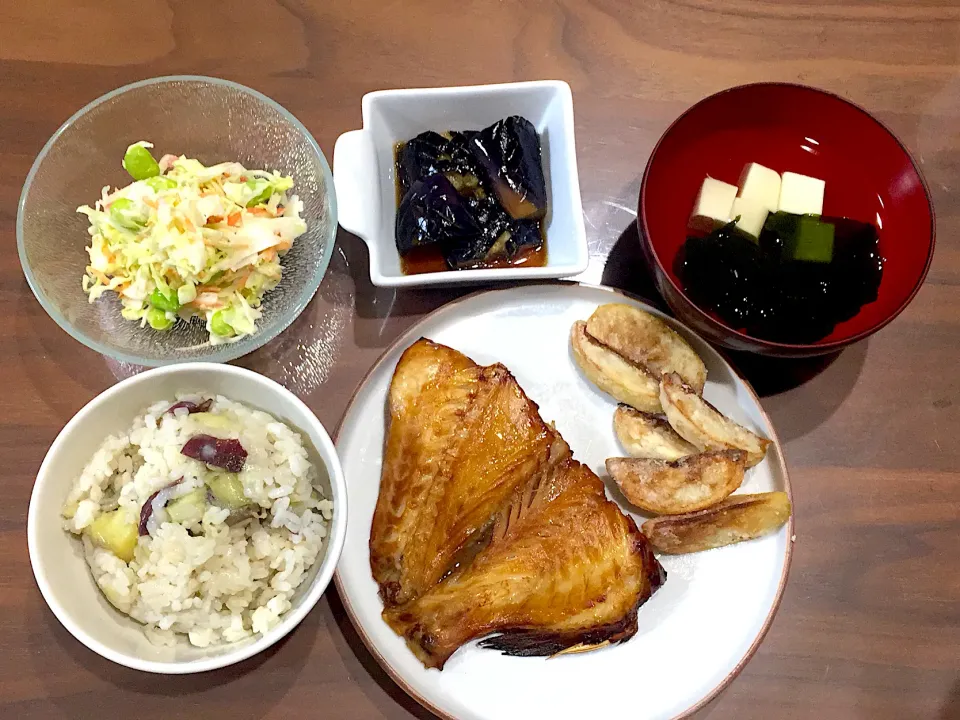 芋ごはん 赤魚醤油漬け フライドポテト 豆腐とわかめのお吸い物 ナスの揚げ浸し コールスローサラダ|おさむん17さん