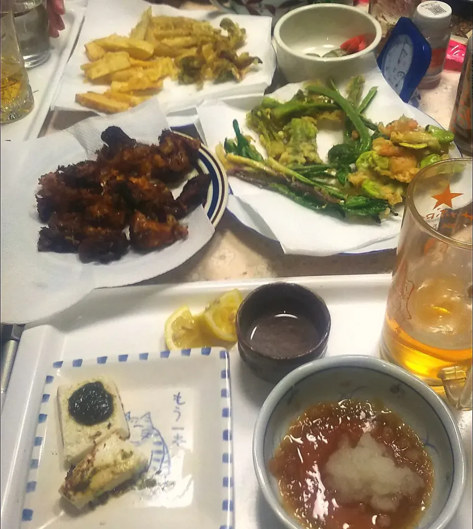 Snapdishの料理写真:3／27（土）夕食。
山菜の天ぷら。トリの唐揚げ。豆腐の木の芽味噌。|へいちゃんさん