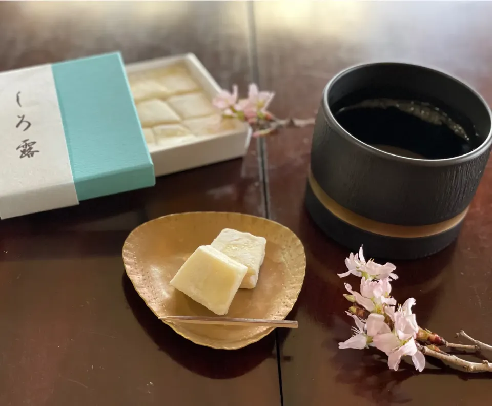 お茶時間はお友達から頂いた手亡餡をホワイトチョコで包まれた物とコーヒー☕️|Seikoさん