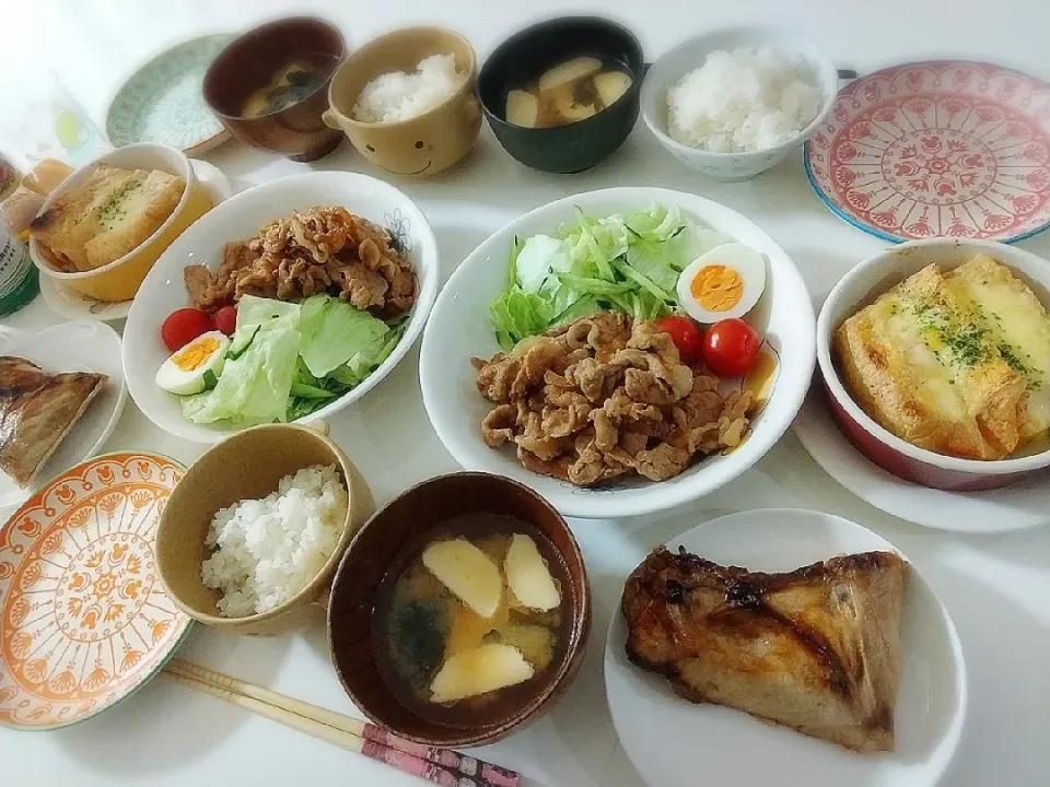 夕食(*^^*)
豚肉と玉ねぎの甘辛焼き&サラダ🥗
栃尾揚げのもちキムチチーズ焼き
ブリかま塩焼き
お味噌汁(湯葉揚げ、ワカメ)|プリン☆さん