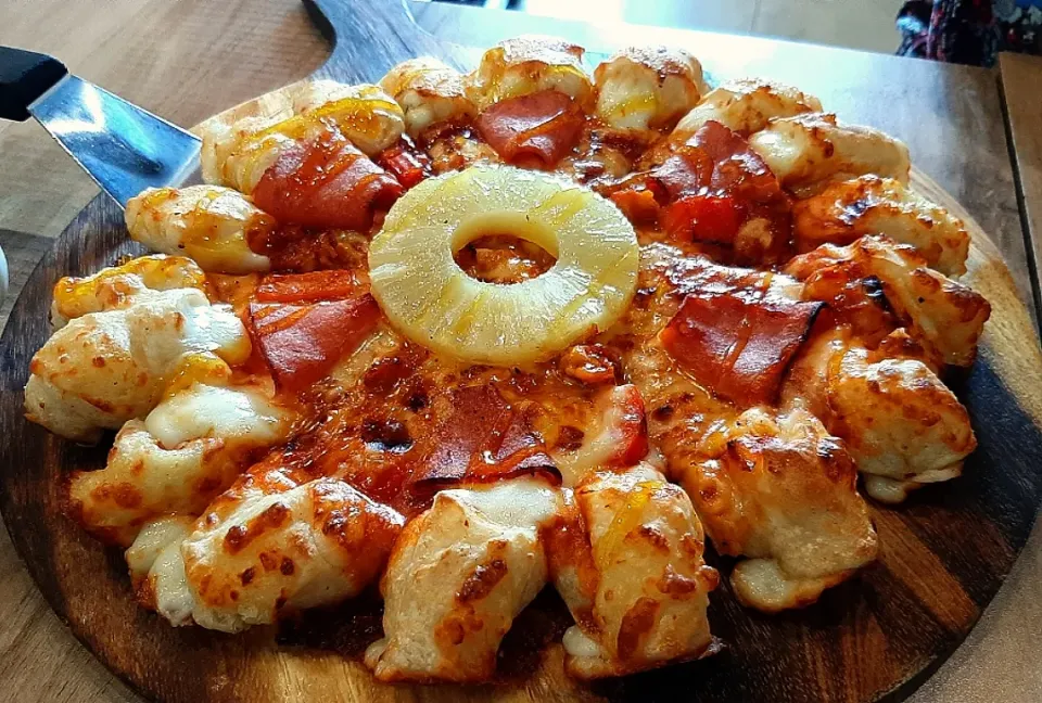 cheesy pepperoni & pineapple pizza|ģřãçîöůşさん