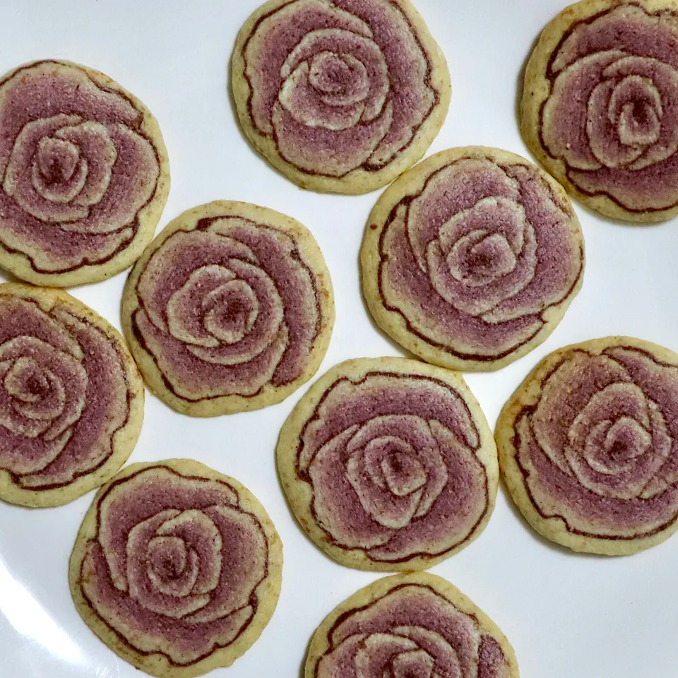 アンティーク調のバラのクッキーを焼きました🌹|izuyoさん