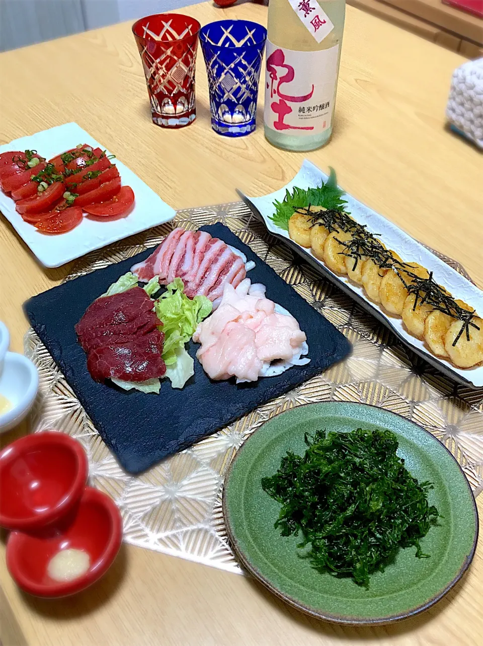 Snapdishの料理写真:馬刺し、あおさ、トマトのガーリック醤油漬け、長芋のバター醤油焼き|ツインうさぎさん