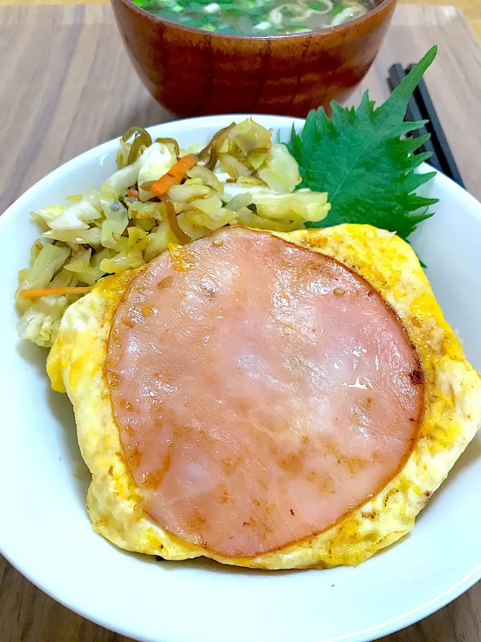 Snapdishの料理写真:ハムのせ卵焼き丼|morimi32さん