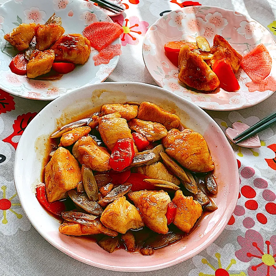 春ゴボウとにんじんと鶏胸肉の炒め煮&ピンクのサクラは酢漬け大根|アスママさん