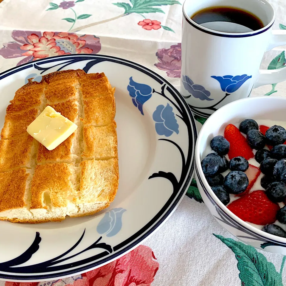 Snapdishの料理写真:寝坊したー。トーストのみでゴメンです。|あっちゃんさん