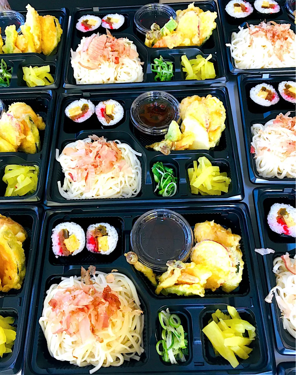 ハッピーシャワー弁当🍱🤗💖ご近所の方々へ^_^🙏いつもありがとう💖の感謝弁当🍱🤗天ぷら盛り合わせうどんです💖海苔巻きも添えました^_^😋💖|HAMI69さん