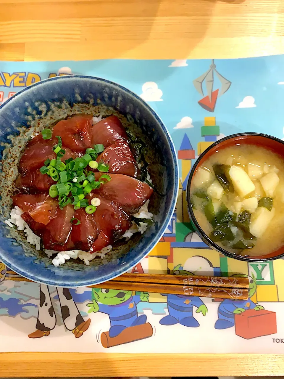 カツオの漬け丼　&    じゃがいもとワカメのお味噌汁|ぺろたんさん