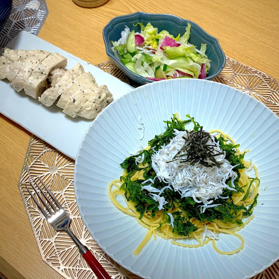 生あおさとシラスのパスタ、ゆかりとチーズのロール蒸し鶏、サラダ|ツインうさぎさん