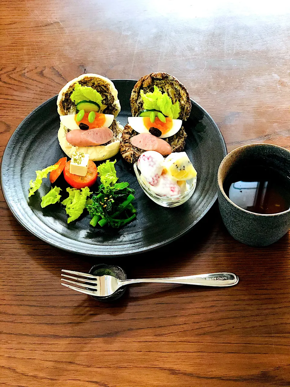 今日の朝ごはん♪マーブルチョコパンのウインナーゆで卵、野菜のオープンサンド♪いちご、キウイ、バナナのヨーグルトサラダ♪つぼみ菜のオリーブオイルからし和え♪トマトオンチーズ|笙　みかんさん